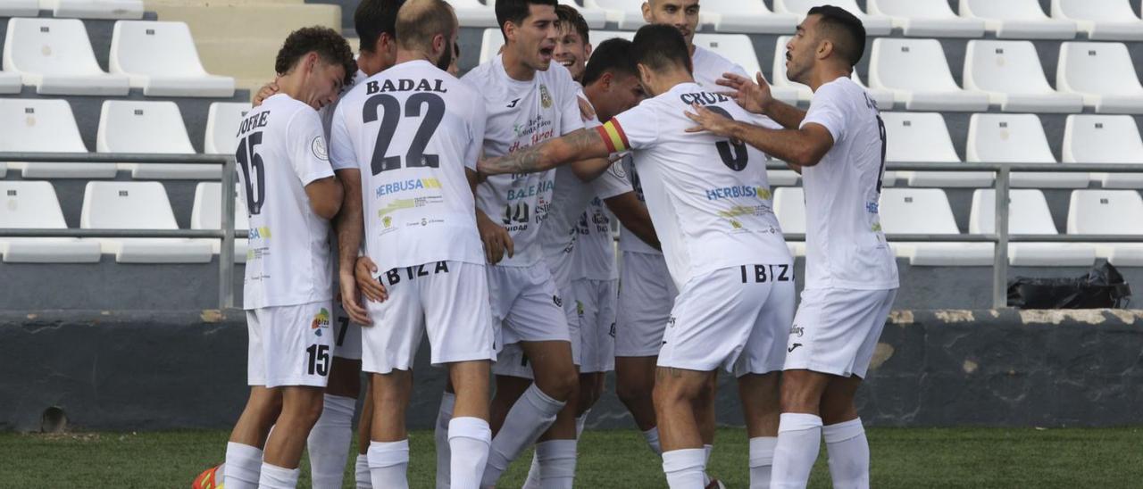 Los futbolistas de la Peña Deportiva se abrazan en la celebración de uno de sus goles. | JUAN A. RIERA