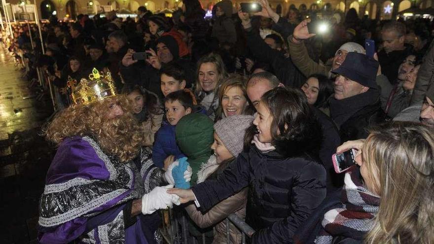 Llegada de la comitiva real, el año pasado, a la plaza de María Pita.