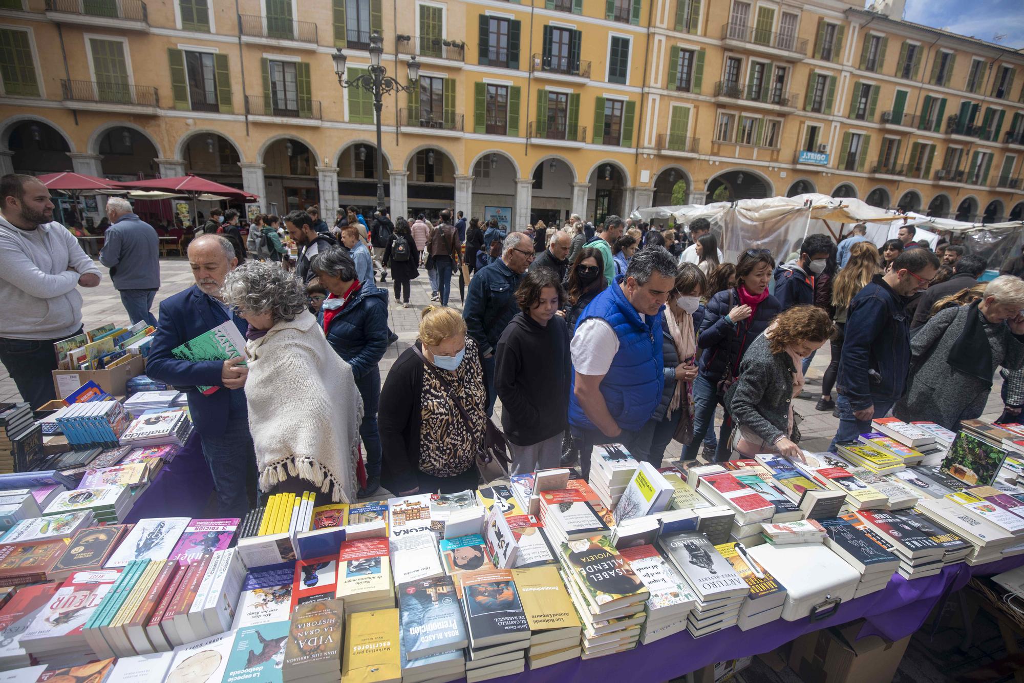 Sant Jordi en Palma revive tras la lluvia