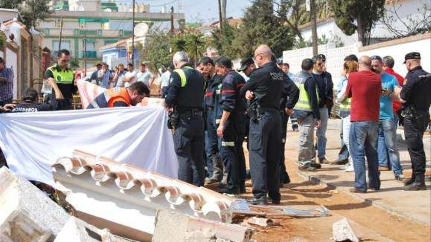 Imagen del accidente en que falleció un obrero tras caerle un muro en la calle Miguel Ángel de Fuengirola.