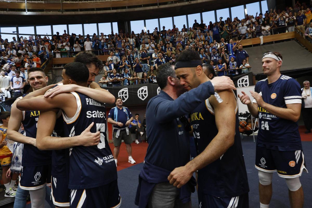 EN IMÁGENES: Así despidió la afición a un heroico Alimerka Oviedo Baloncesto tras caer con Estudiantes en la pelea por la ACB