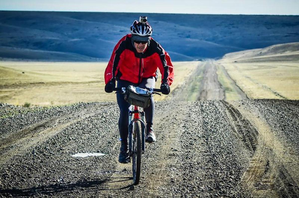 Gonzalo Infante, en una travesía en bicicleta a la edad de 72 años.