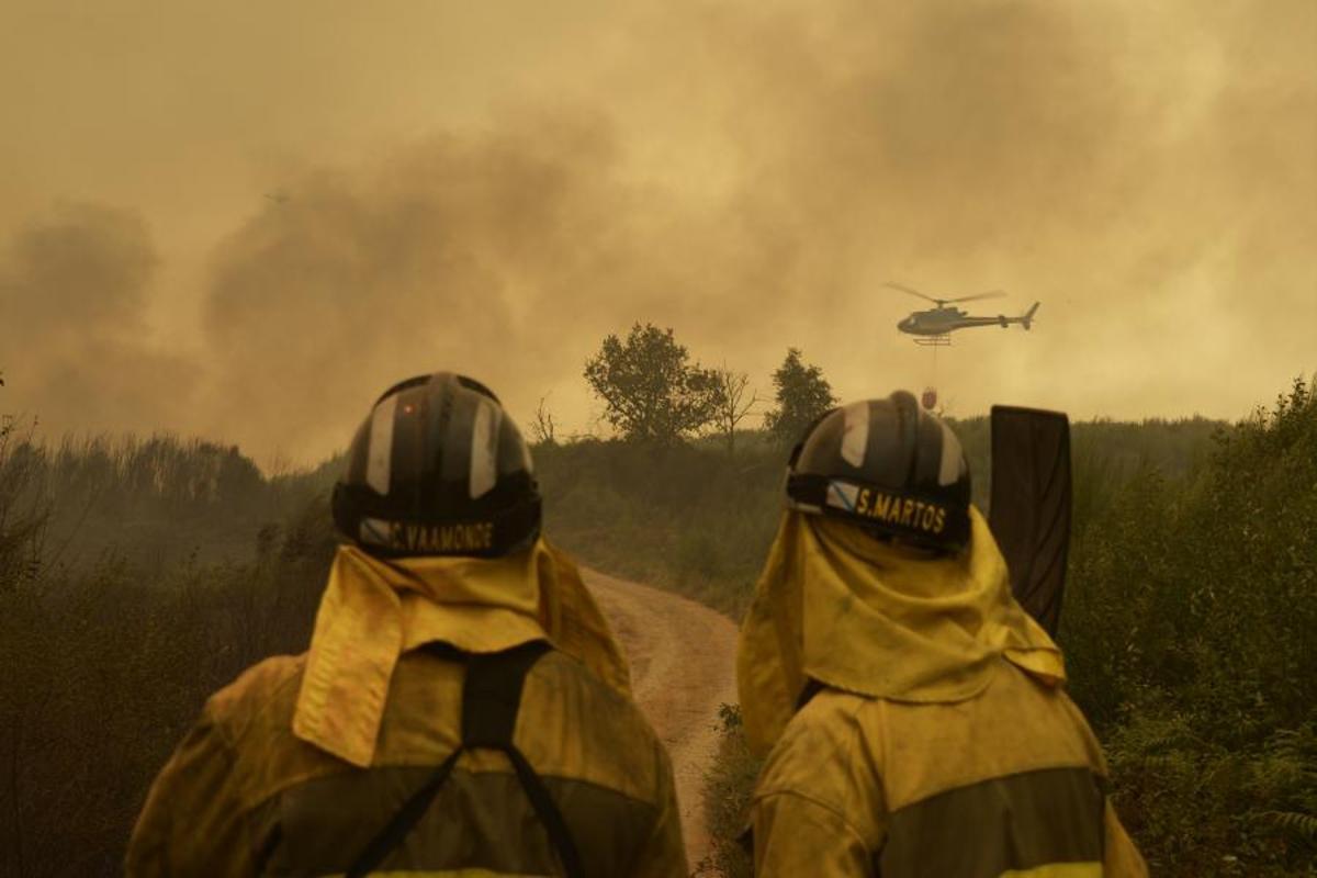 El informe de Avincis aboga por completar las flotas de extinción aérea también con helicópteros. En la imagen, uno de ellos en un indenico en Monterrei (Ourense) el pasado mes de agosto.