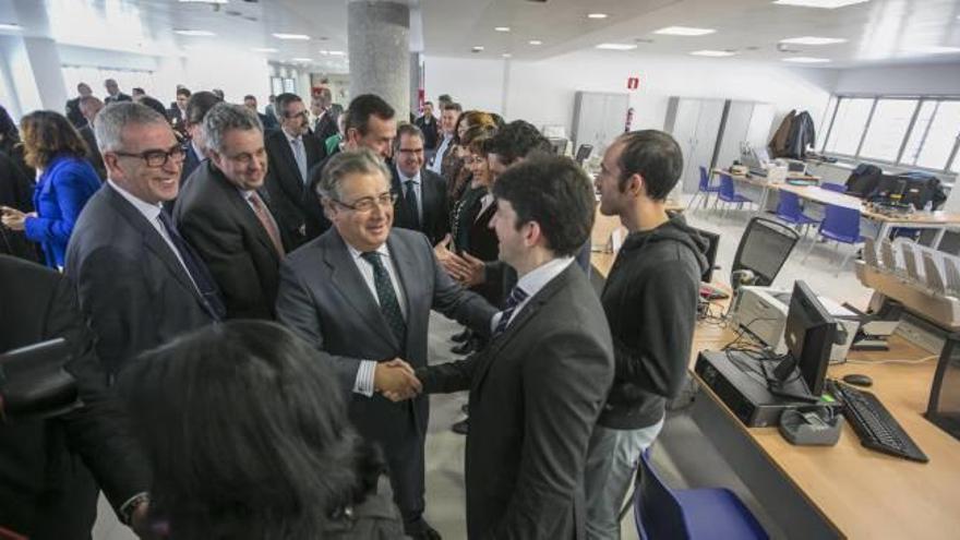 El ministro del Interior, Juan Ignacio Zoido, con diversas autoridades, ayer en la inauguración de la Oficina de Tráfico de Elche.