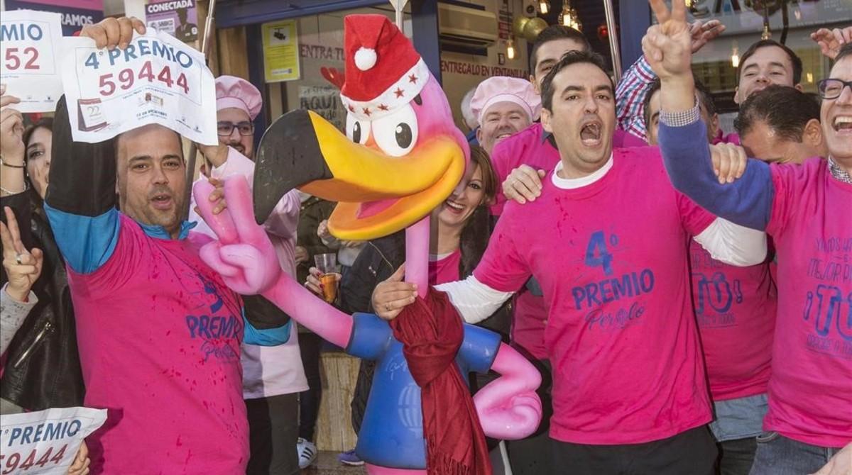 Trabajadores de la administracion de loterias  El Perolo  de San Pedro del Pinatar  Murcia  en el primer ano de vida de la Administracion de loterias celebran que han vendido  tres grandes premios   un cuarto y dos quintos.