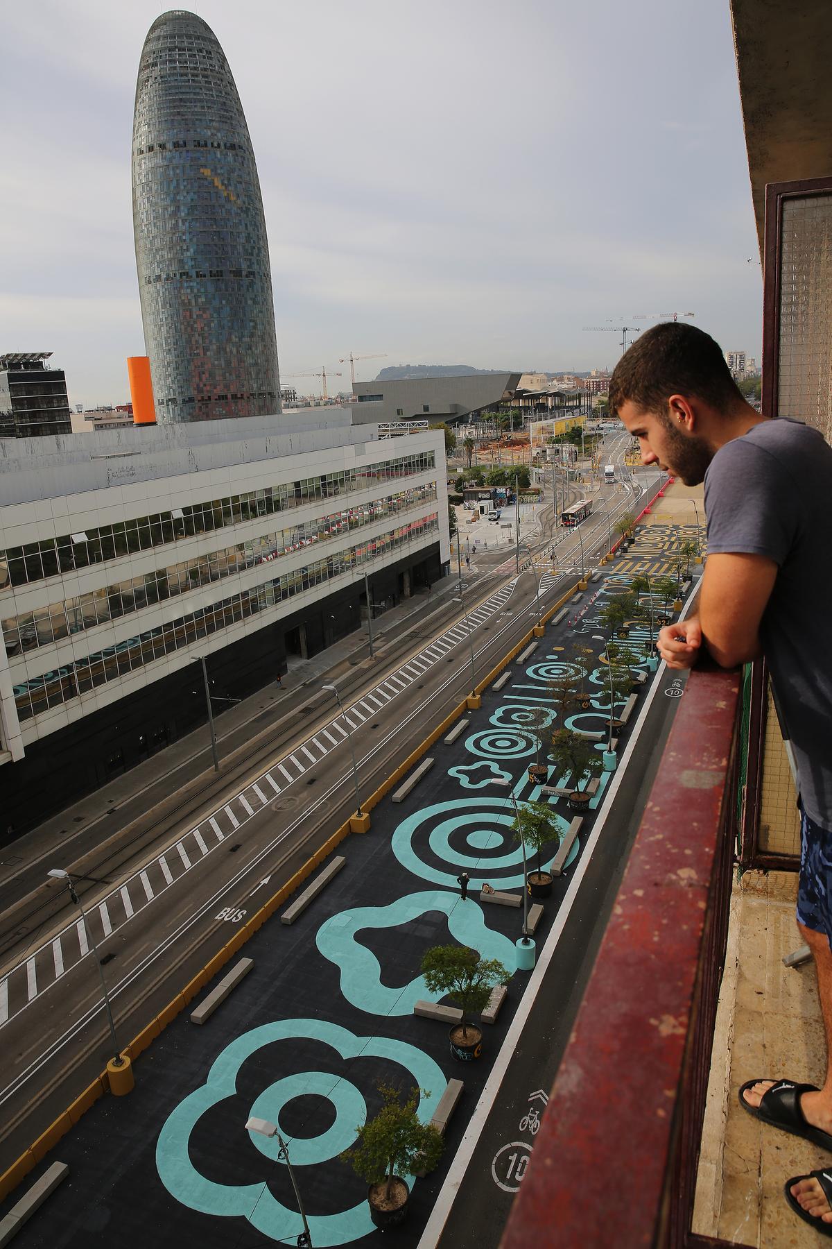 El urbanismo táctico ya llena de colores y senefas el tramo de Gran Via que va de Glòries a la Rambla del Poblenou.