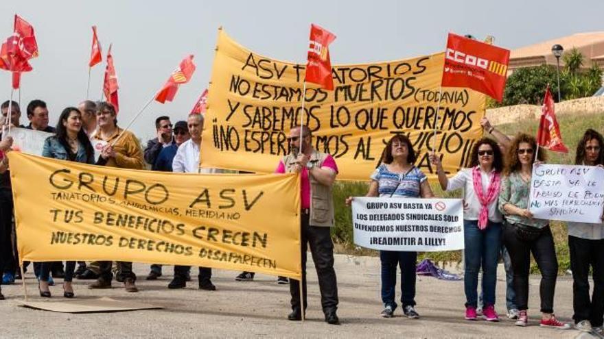 Protesta por los despidos en el tanatorio de La Vila