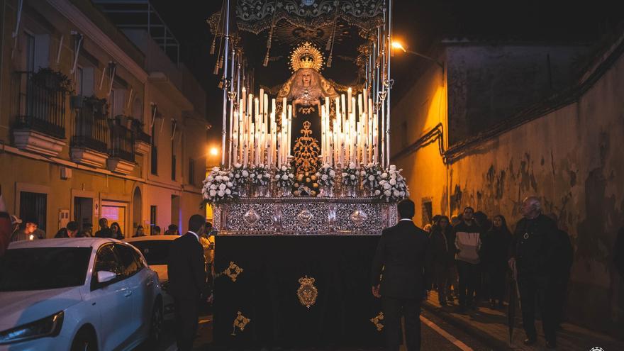 La noche da una tregua a la Virgen de la Soledad del Calvario en Mérida