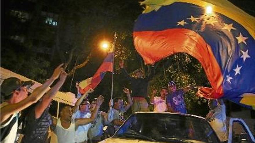 Simpatitzants de l&#039;oposició celebren els resultats de les eleccions a Veneçuela.