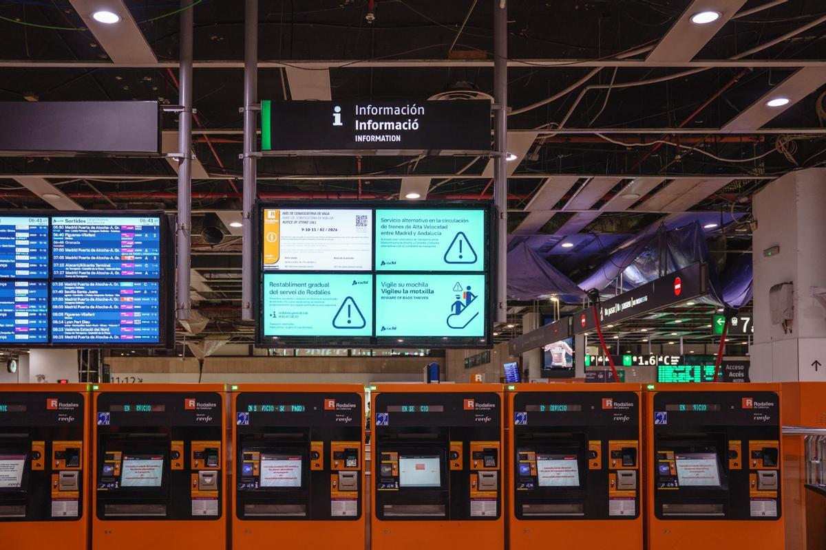Pantalles de l’estació de Sants informen de la vaga de maquinistes