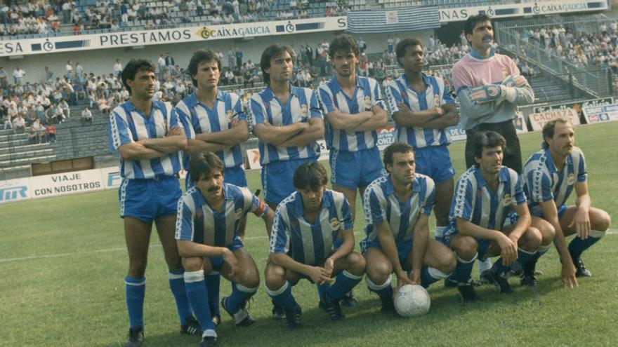 Aspiazu, abajo con el balón, junto a Vicente Celeiro en una alineación deportivista de los 80.
