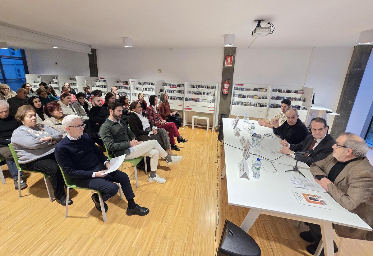 Presentación do libro escrito por Ramón Nicolás sobre Begoña Caamaño, na viguesa Biblioteca Neira Vilas