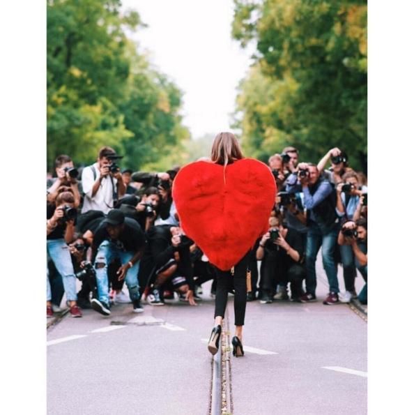 El abrigo de corazón de Saint Laurent que va a enamorarte