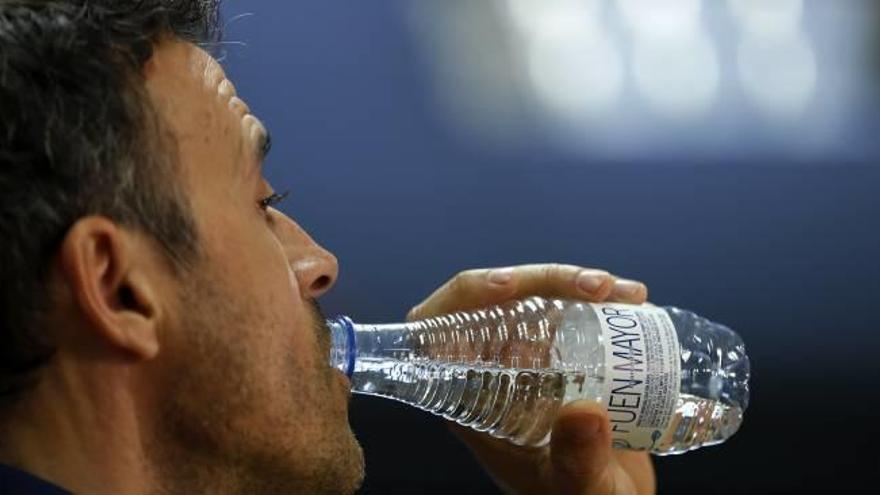 Luis Enrique bebe agua durante la rueda de prensa de ayer en Barcelona.