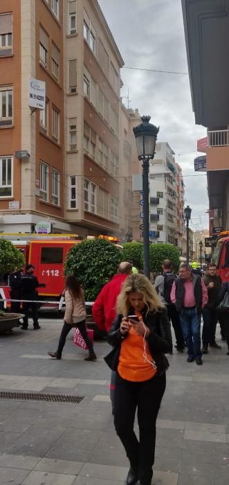 Un incendio en un bar obliga a cortar al tráfico la calle del Teatro y el paso en Castaños