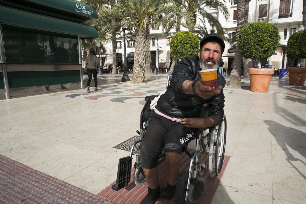 La víctima pidiendo limosna en el paseo de la Explanada, en una imagen de archivo.