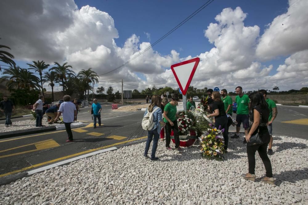 Una treintena de familiares y amigos homenajean al joven que sufrió un accidente mortal en la rotonda de la carretera de Santa Pola y piden más seguridad