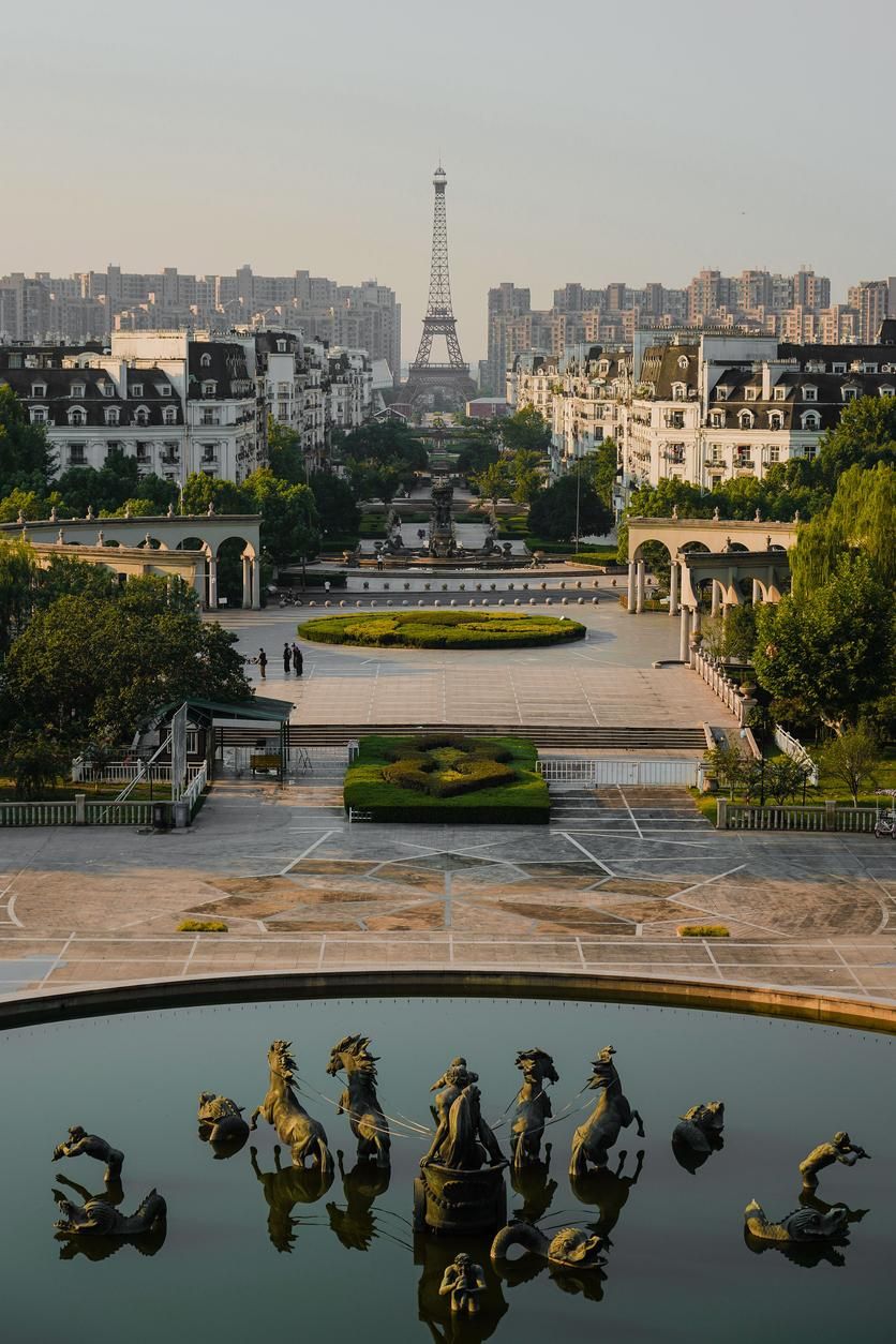Imitaciones de la torre Eiffel y la Fuente Apolo en Tianducheng, China