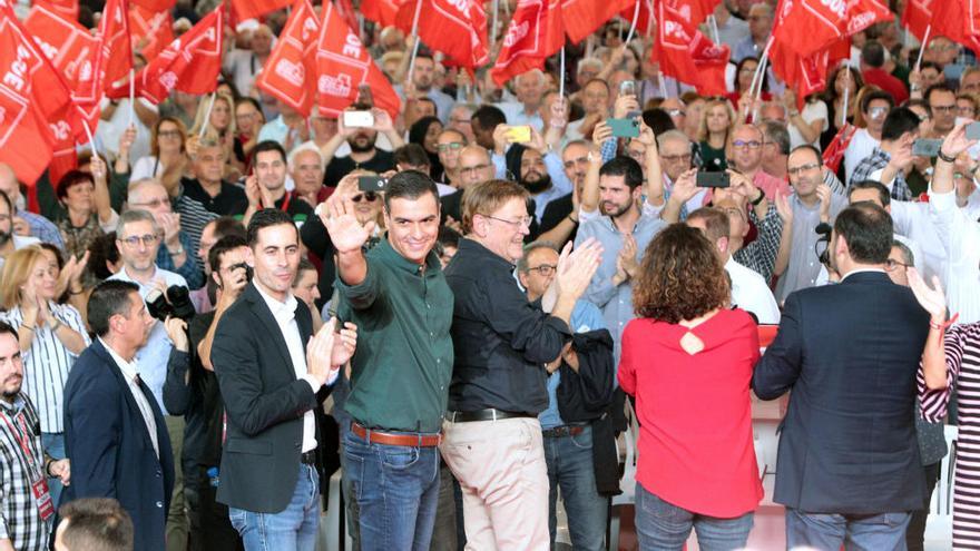 Bielsa, Sánchez, Puig, Caballero y Ábalos, los cinco oradores del mitin de Mislata, saludan a los militantes al finalizar el acto.