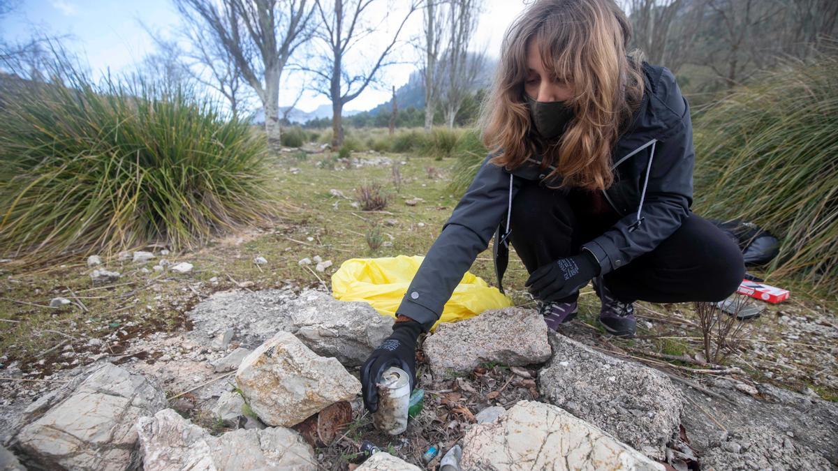 ‘Basuraleza’ en Cúber: plásticos, colillas y pilas