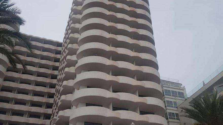 Salud traslada al hotel Bellver a unos 30 contagiados en un taller de yoga al aire libre