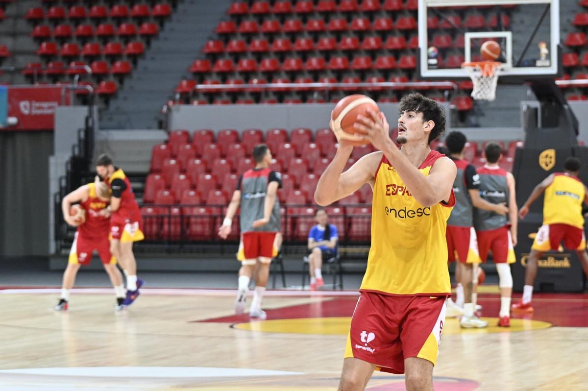 Aday Mara entrena con 'La Familia' este martes antes de su debut oficial ante Portugal.