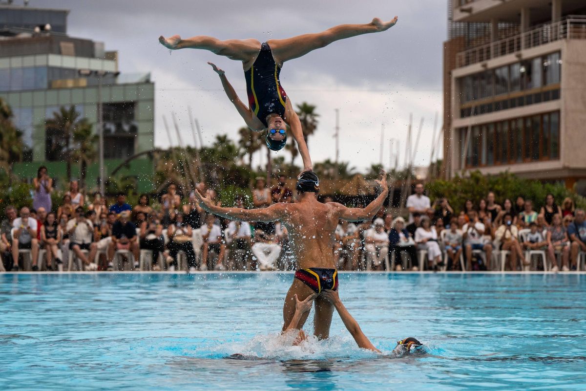 El equipo de natación artística presenta su rutina para el mundial de Singapur