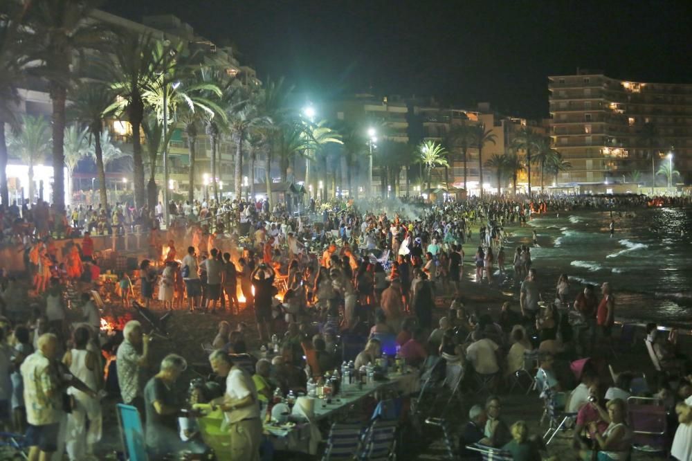 Noche de hogueras, baños, en las playas de la Vega Baja. En las imágenes grupos de amigos y familias en la playa del Cura de Torrevieja