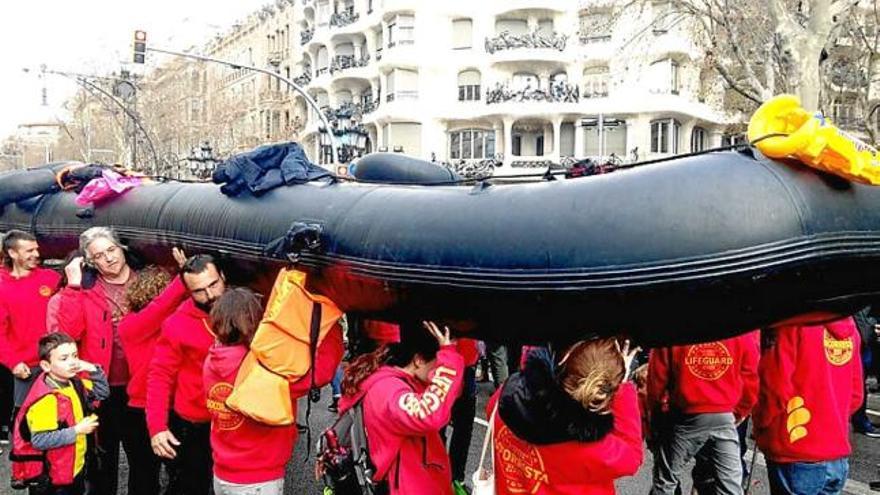 Manifestants carregant una barca inflable que va arribar a Lesbos