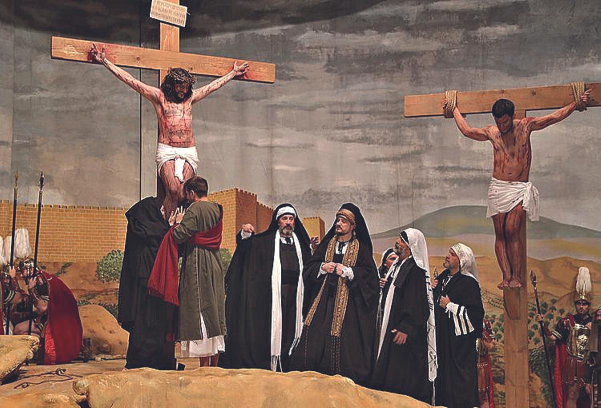 Representación dramática de la Pasión, un espectáculo inconmensuable que convierte el pabellón en la vía dolorosa.