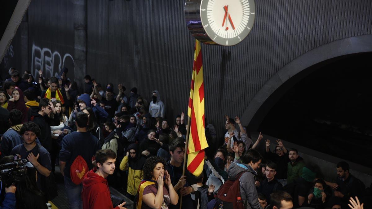 Un centenar de estudiantes cortan las vías de la estación de plaza de Catalunya.