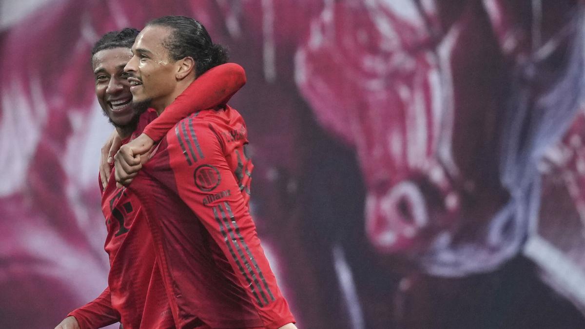 Leroy Sané, del Bayern (derecha), celebra con Kingsley Coman tras meter el tercer gol.