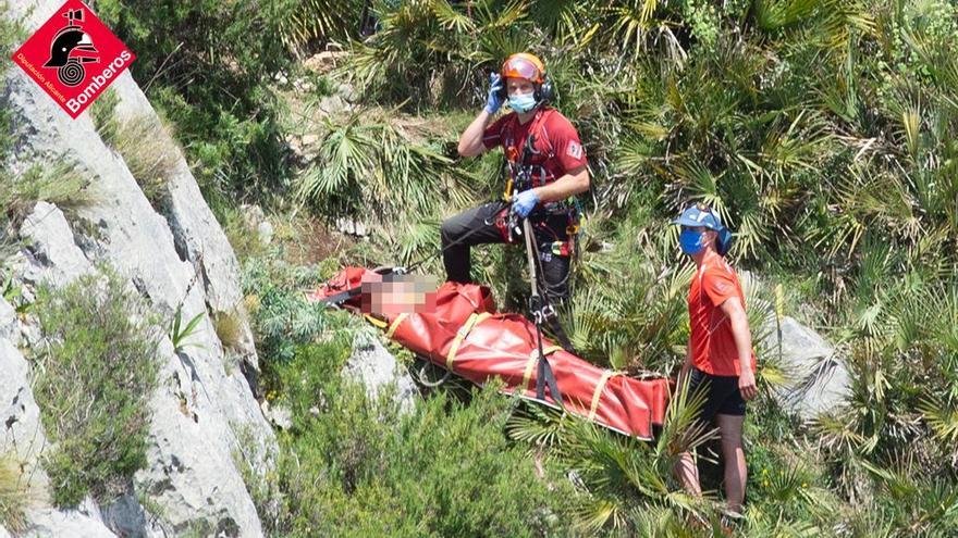 Un senderista de 75 años cae por una ladera de diez metros en la Serra de Bèrnia
