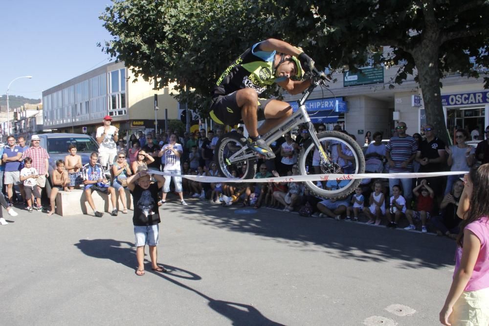 Las exhibiciones de trial, bike trial y de velocidad urbana llenan el centro de la villa que mañana acoge un descenso de bike