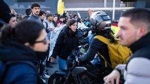 La protesta de profesores corta la B-20 a la altura de Finestrelles