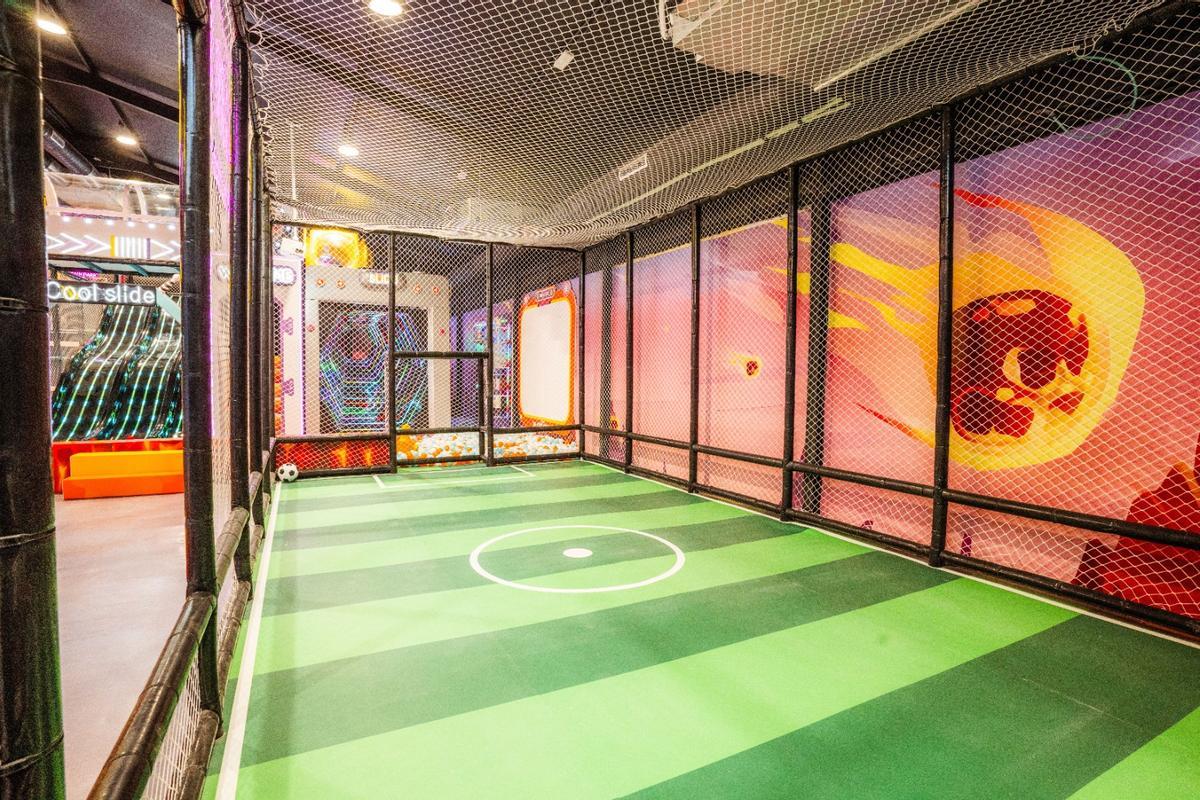 El espacio dispone de estructuras físicas de juego con elementos interactivos y tecnología aplicada.