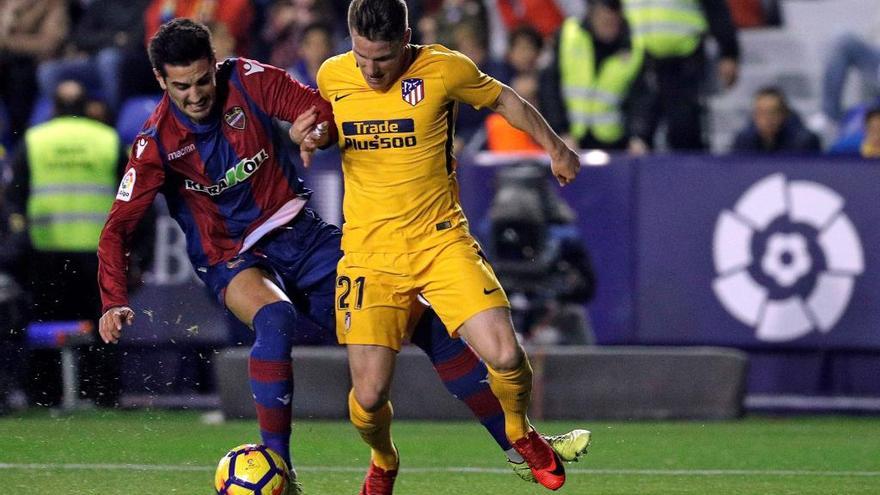 Gameiro, en un partido contra el Levante.