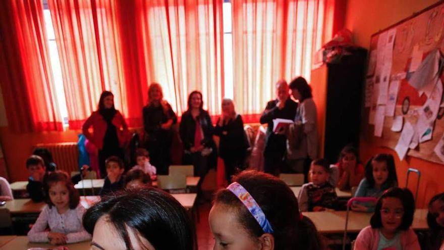 Por la izquierda, Carlota Losada y Houda Stitou, durante la actividad de ayer en el colegio Sabugo.