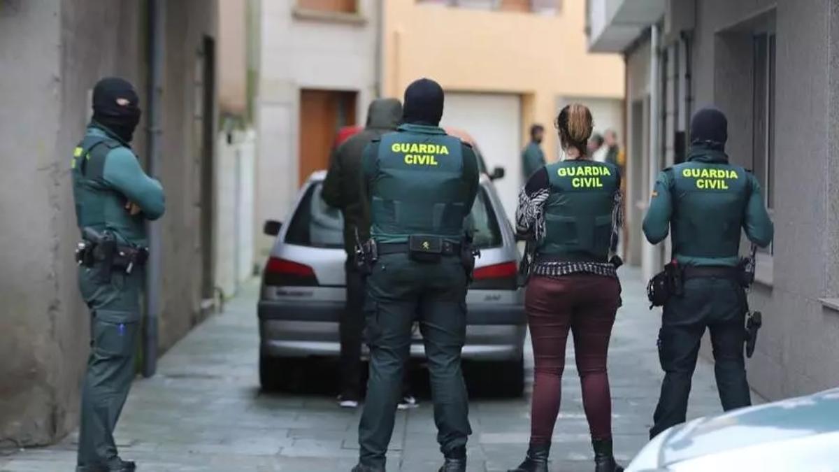 Agentes durante la operación para desarticular el narcopiso de O Grove.