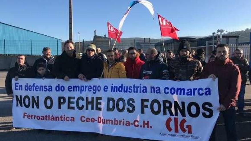 Concentración de trabajadores de Ferroatlántica en Cee.