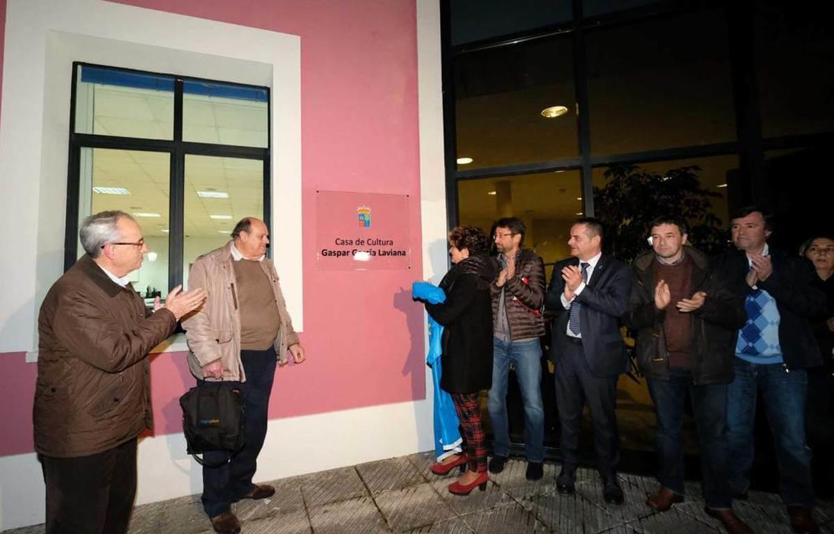 El descubrimiento de la placa que da el nombre de Gaspar García Laviana a la Casa de Cultura.