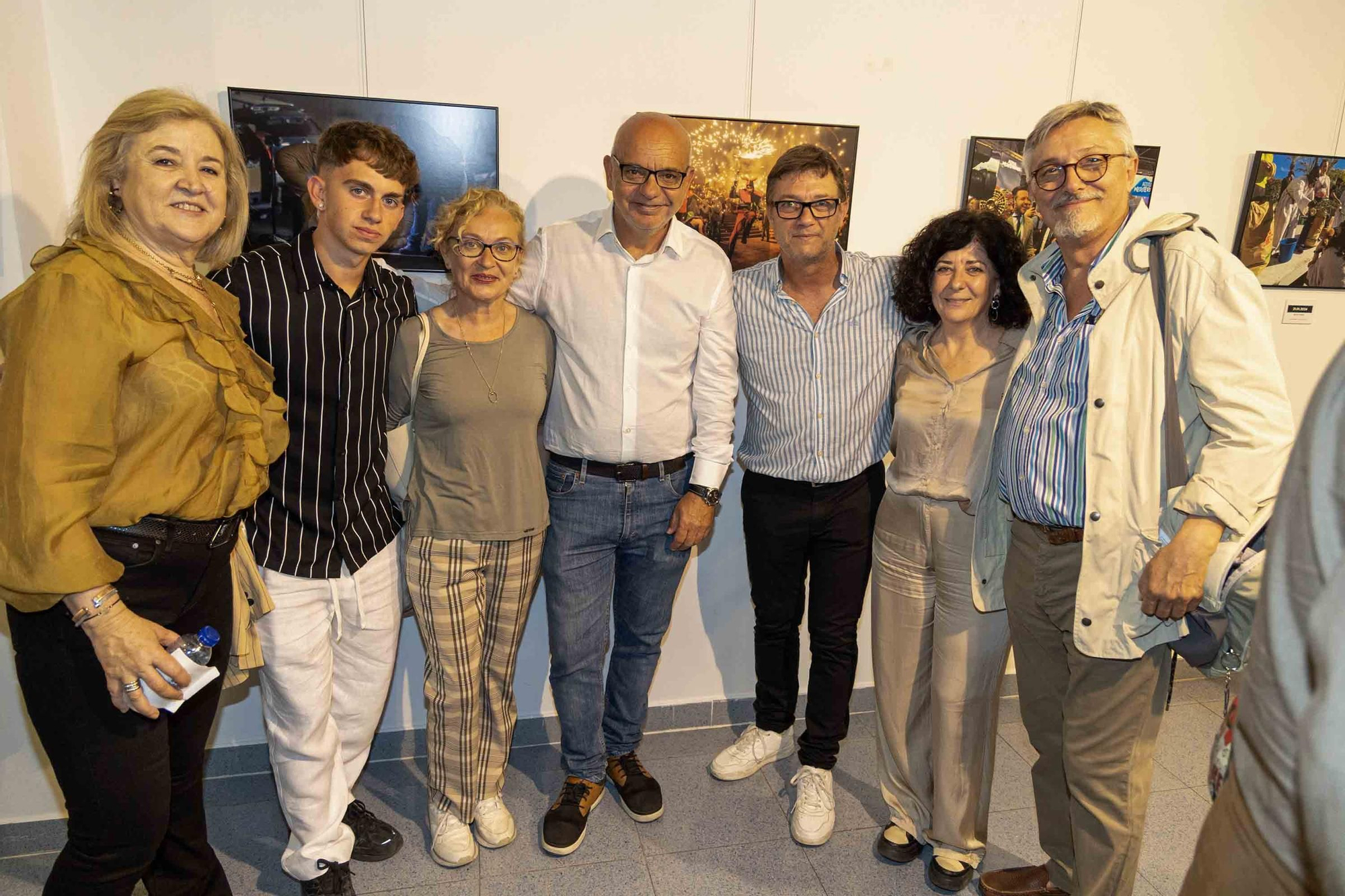 lleno total en la inauguración de INFotoperiodistas 2024,. un año de fotografía de prensa en Alicante