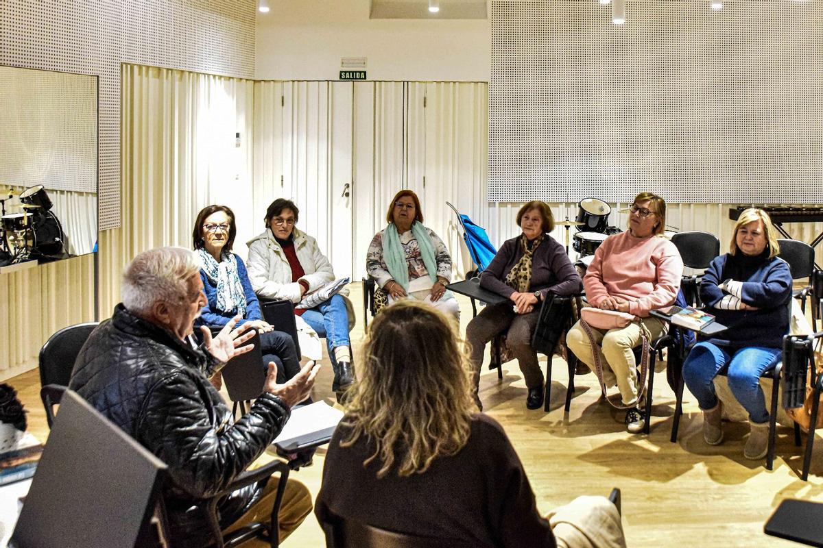 Asistentes al club de lectura «Café con libro», que promueve el Concello de O Grove.