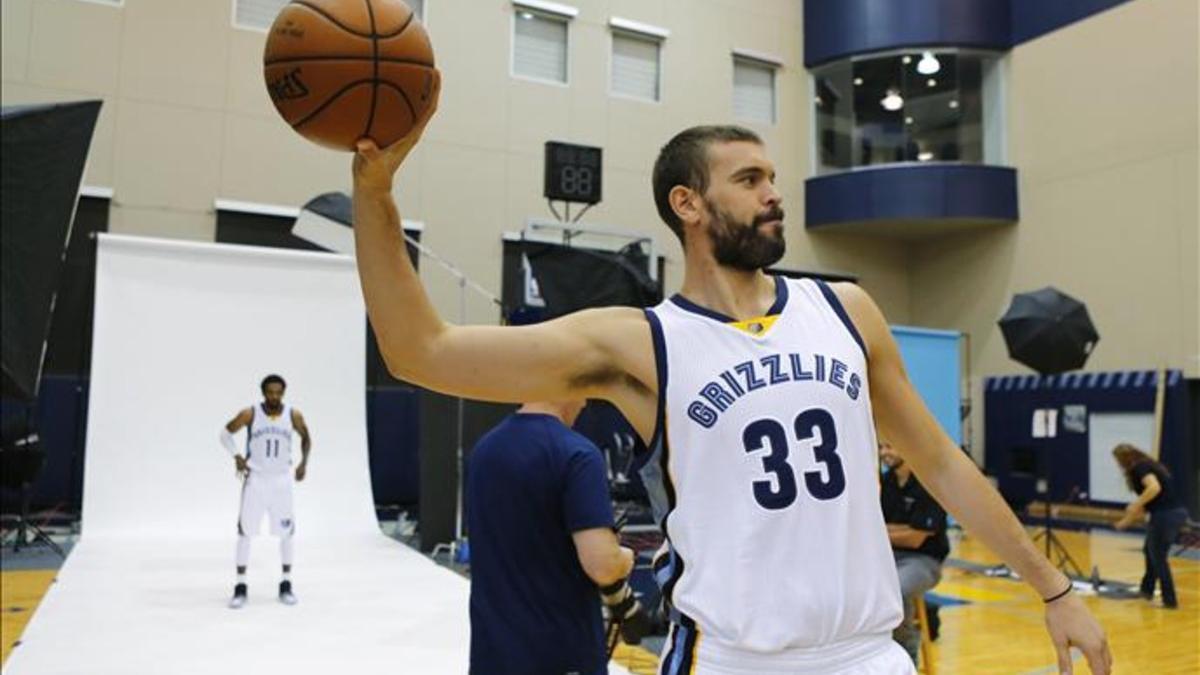 Marc Gasol bromea durante la presentación del equipo en Memphis