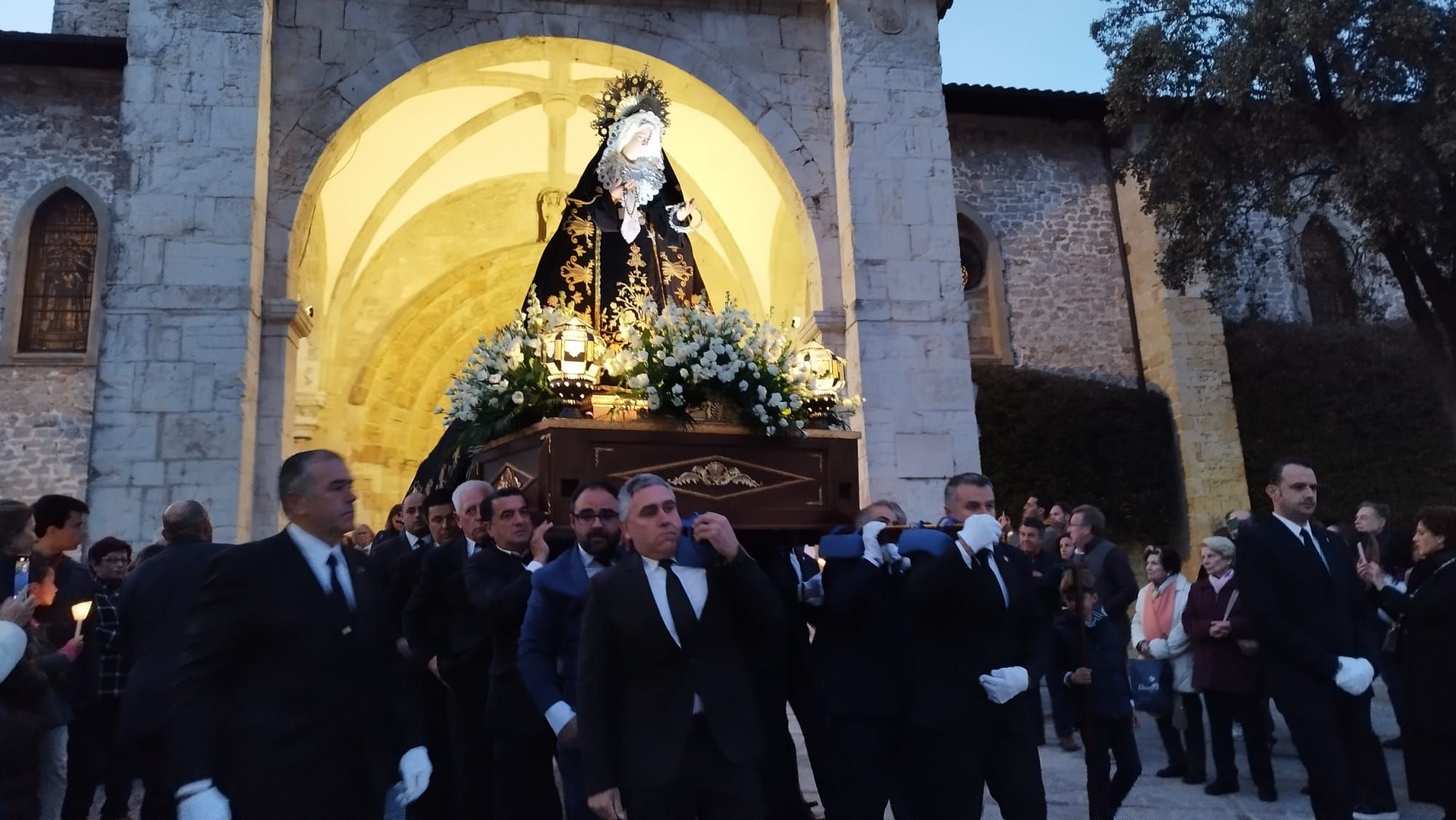 El Cirineo, La Magdalena y La Dolorosa procesionan por las calles de Llanes durante el Vía Crucis del Miércoles Santo