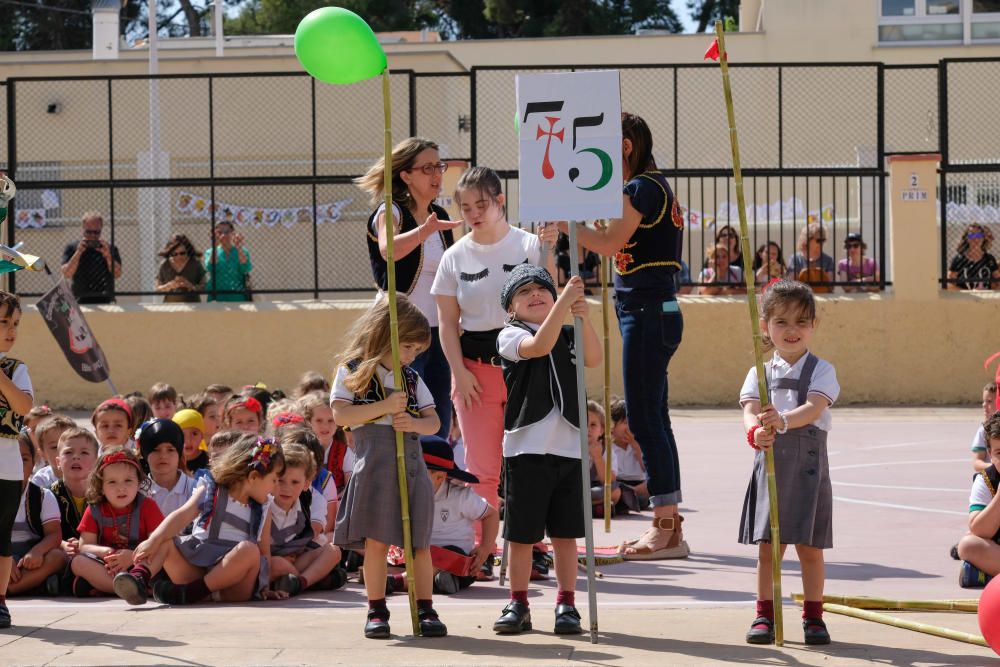 Los centros educativos de la ciudad acostumbran a dedicar la mañana del primer día de fiestas a recrear los actos más emblemáticos