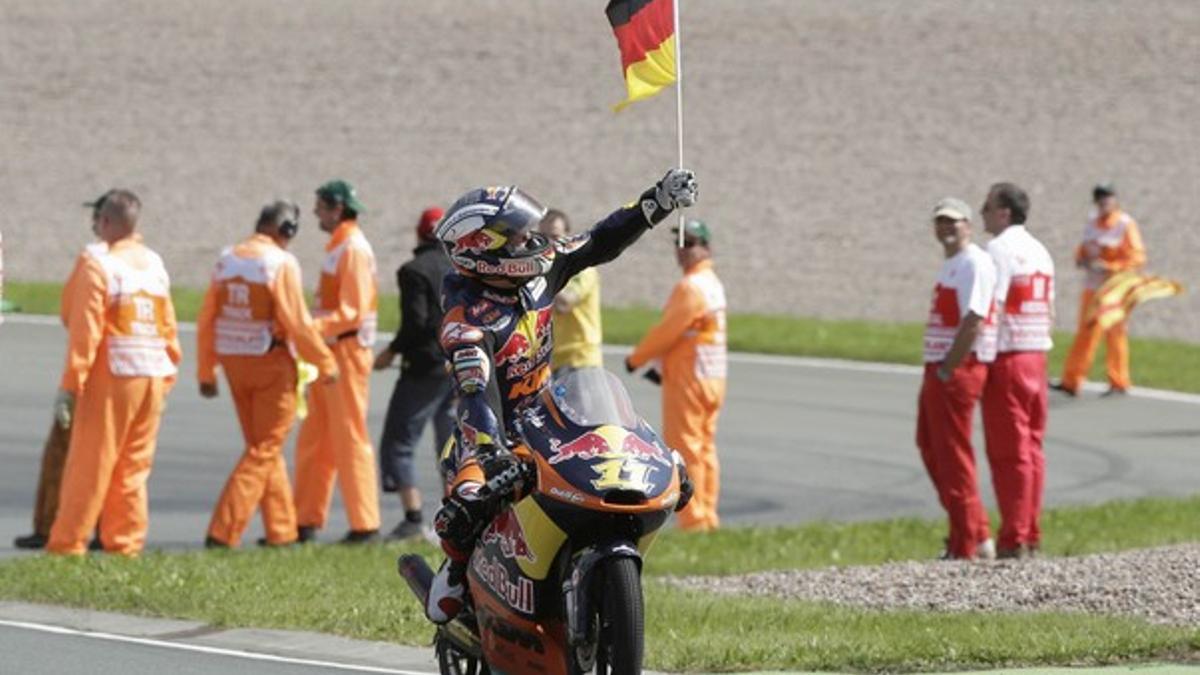 Sandro Cortese celebra su victoria en Moto3