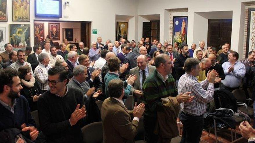 La asamblea de la Agrupación aplaude el acuerdo de concesión de las medallas de oro.