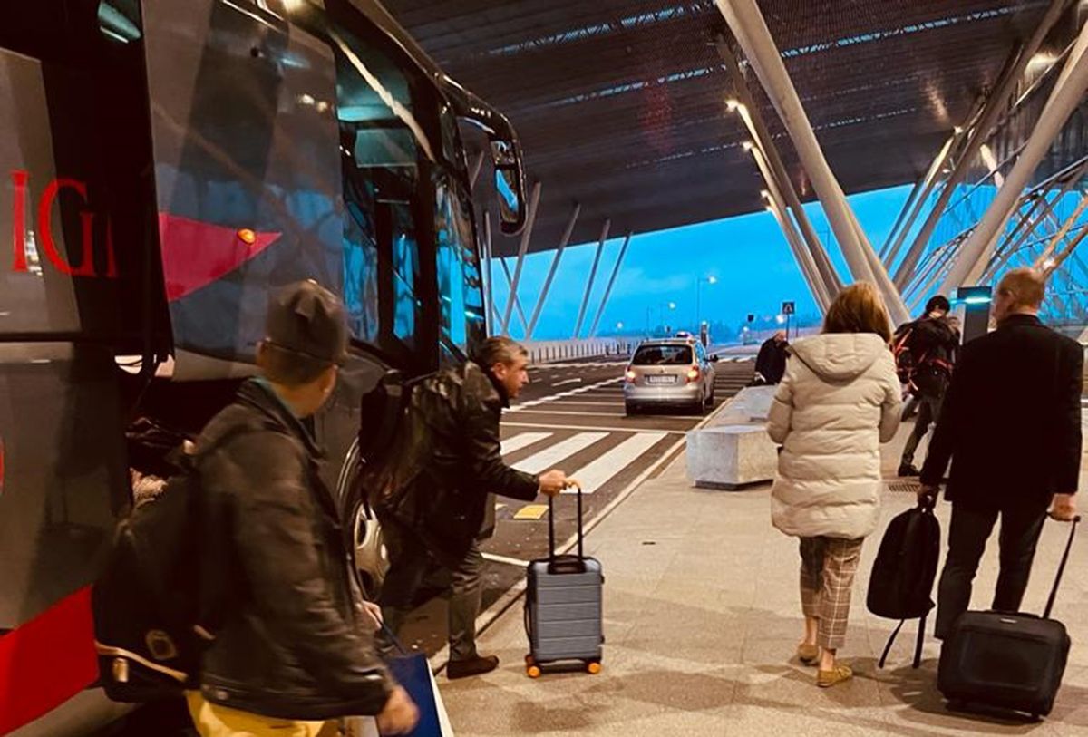 Pasajeros de Vigo llegan al aeropuerto de Santiago