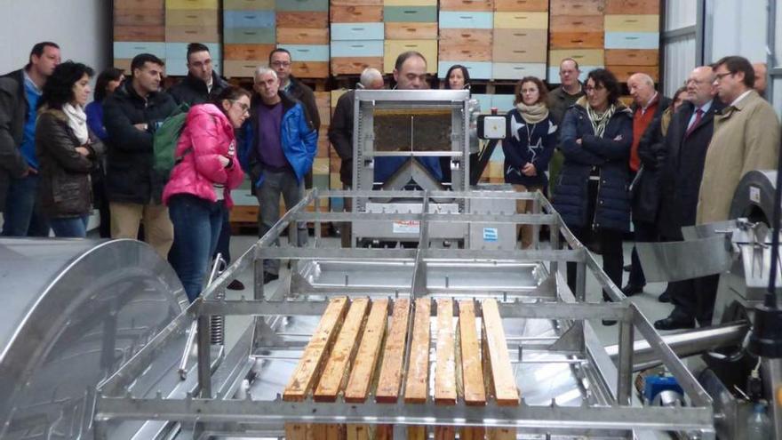Luis Pérez explica el funcionamiento de la extracción de miel ante los asistentes a la inauguración, en Cangas.